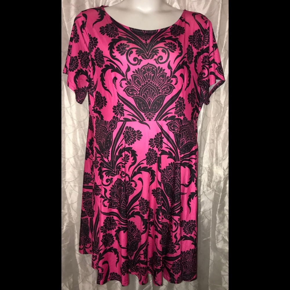 ⬇️Pink&black floral print skater dress